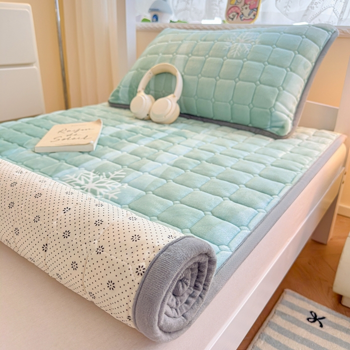 91家纺网 家纺一手货源 找家纺 小叮当家纺仓储工厂店 2025新款牛奶绒夹棉印花床垫学生图 绒床垫-圣诞小鹿绿色