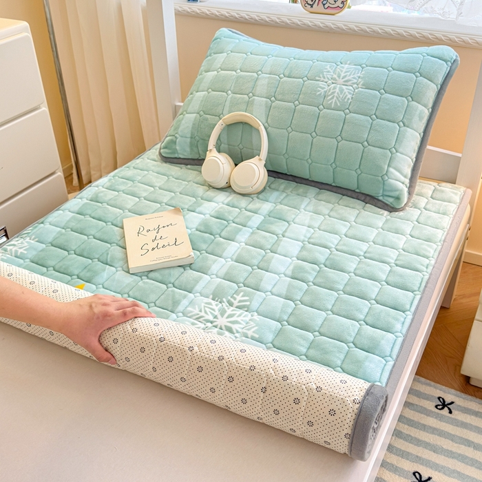 91家纺网 家纺一手货源 找家纺 小叮当家纺仓储工厂店 2025新款牛奶绒夹棉印花床垫学生图 绒床垫-圣诞小鹿绿色