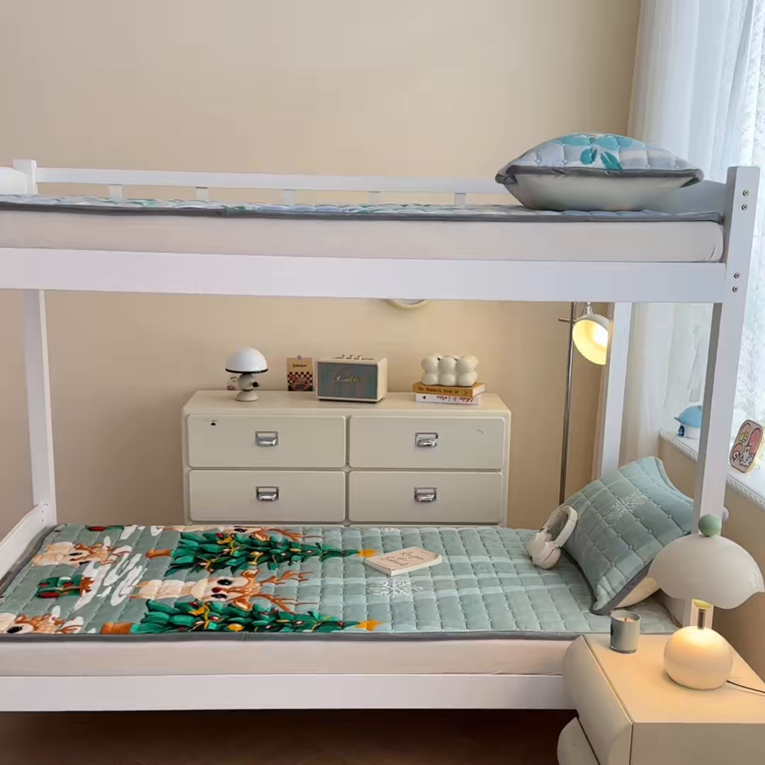 91家纺网 家纺一手货源 找家纺 小叮当家纺仓储工厂店 2025新款牛奶绒夹棉印花床垫学生图 绒床垫-圣诞小鹿绿色