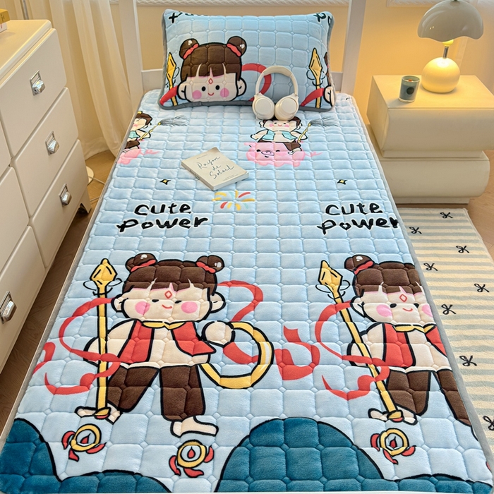 91家纺网 家纺一手货源 找家纺 小叮当家纺仓储工厂店 2025新款牛奶绒夹棉印花床垫学生图 绒床垫-嬉戏之子