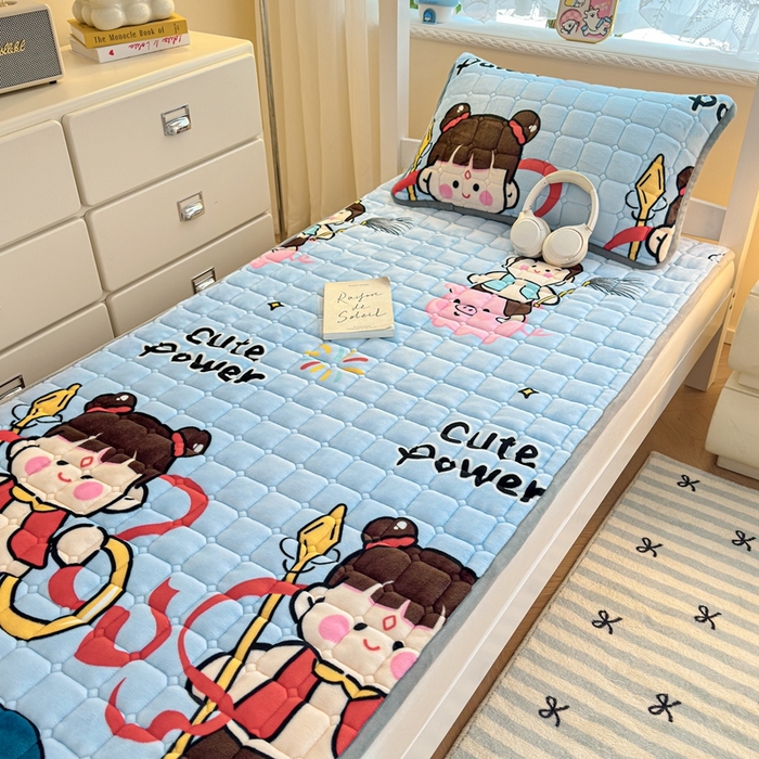 91家纺网 家纺一手货源 找家纺 小叮当家纺仓储工厂店 2025新款牛奶绒夹棉印花床垫学生图 绒床垫-嬉戏之子