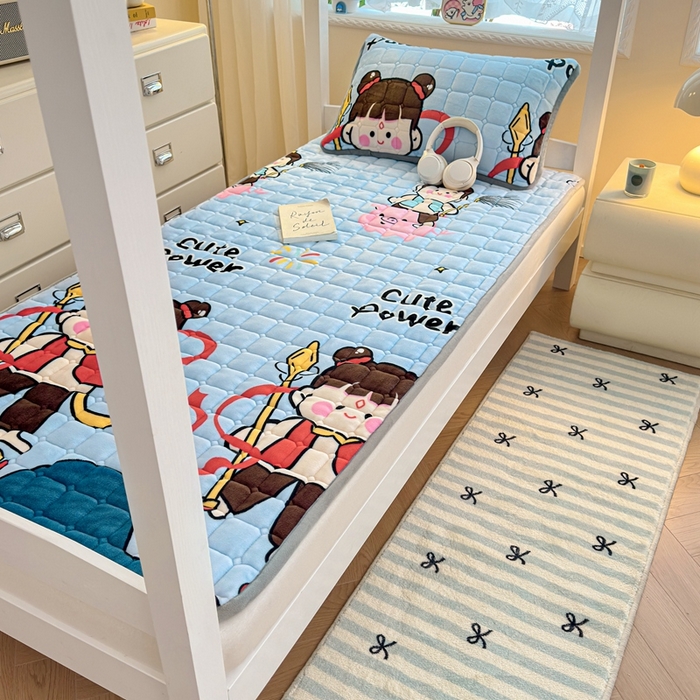 91家纺网 家纺一手货源 找家纺 小叮当家纺仓储工厂店 2025新款牛奶绒夹棉印花床垫学生图 绒床垫-嬉戏之子