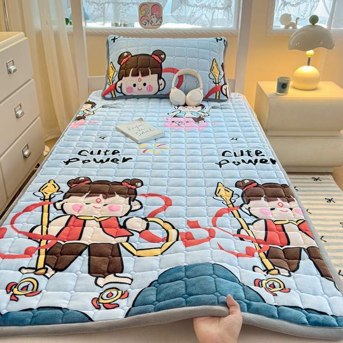 91家纺网 家纺一手货源 找家纺 小叮当家纺仓储工厂店 2025新款牛奶绒夹棉印花床垫学生图 绒床垫-嬉戏之子