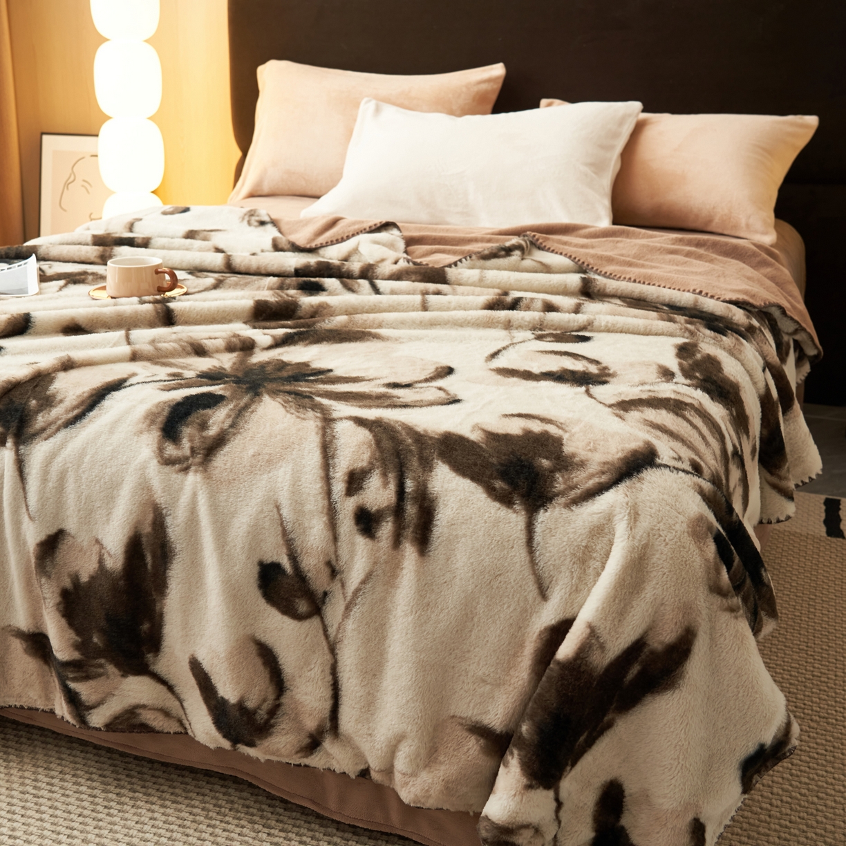 91家纺网 家纺一手货源 找家纺 晨曦家纺 2025新款兔毛绒海獭绒双层毛毯三角针复合毛毯 水墨画-浅咖