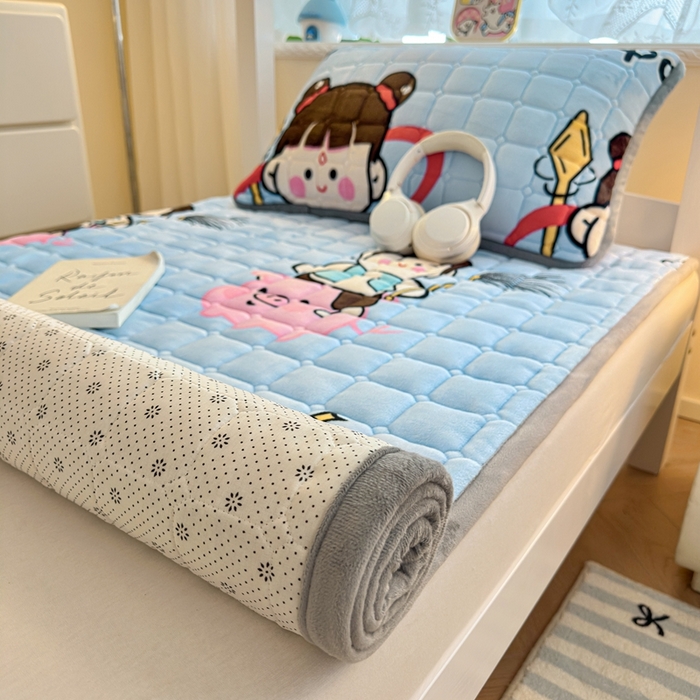 91家纺网 家纺一手货源 找家纺 小叮当家纺仓储工厂店 2025新款牛奶绒夹棉印花床垫学生图 绒床垫-嬉戏之子