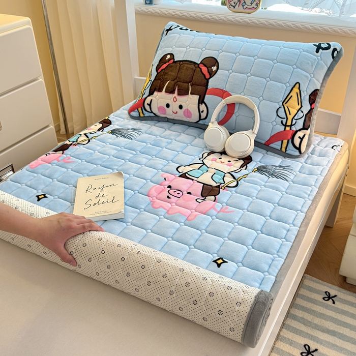 91家纺网 家纺一手货源 找家纺 小叮当家纺仓储工厂店 2025新款牛奶绒夹棉印花床垫学生图 绒床垫-嬉戏之子