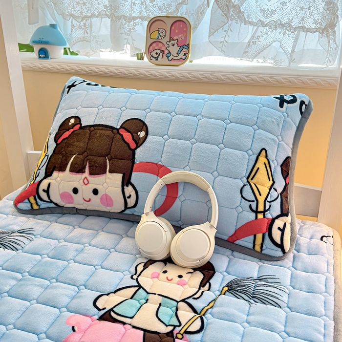 91家纺网 家纺一手货源 找家纺 小叮当家纺仓储工厂店 2025新款牛奶绒夹棉印花床垫学生图 绒床垫-嬉戏之子