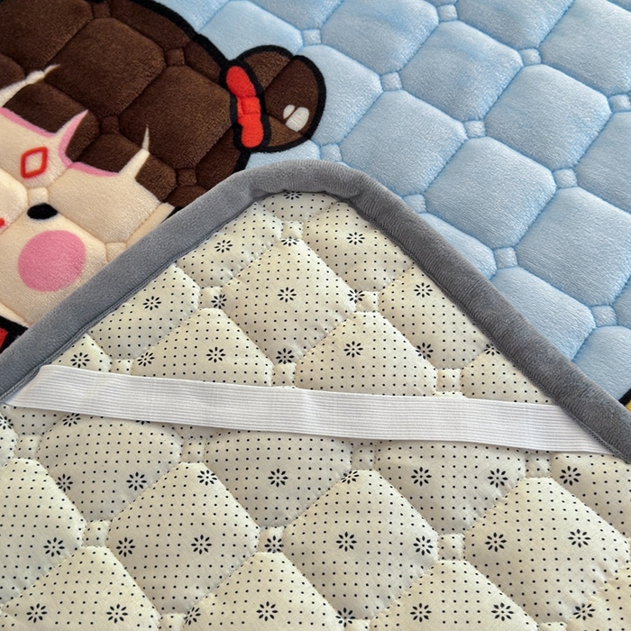 91家纺网 家纺一手货源 找家纺 小叮当家纺仓储工厂店 2025新款牛奶绒夹棉印花床垫学生图 绒床垫-嬉戏之子
