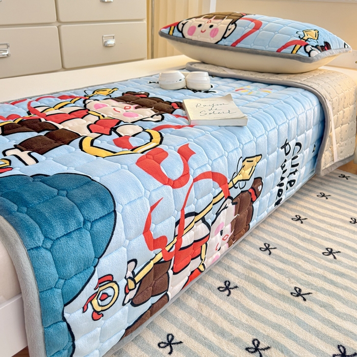 91家纺网 家纺一手货源 找家纺 小叮当家纺仓储工厂店 2025新款牛奶绒夹棉印花床垫学生图 绒床垫-嬉戏之子