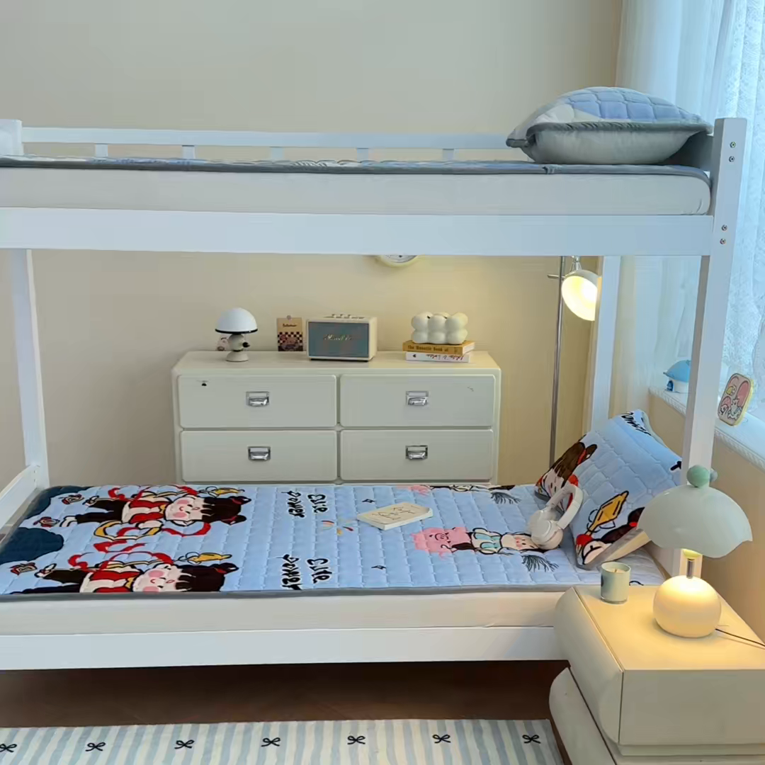 91家纺网 家纺一手货源 找家纺 小叮当家纺仓储工厂店 2025新款牛奶绒夹棉印花床垫学生图 绒床垫-嬉戏之子