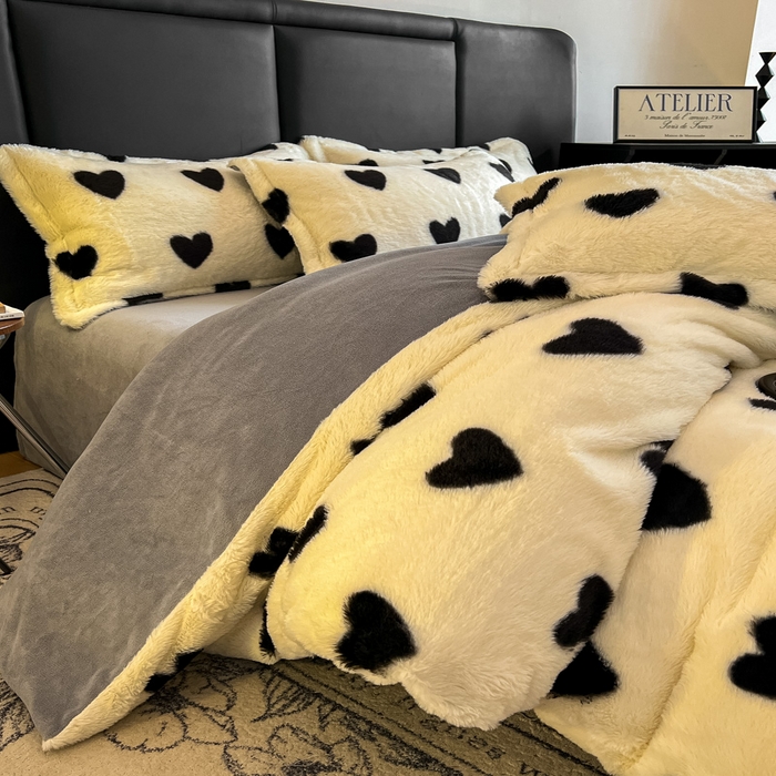 91家纺网 家纺一手货源 找家纺 一比一家纺 2025新款亲肤舒适兔毛绒兔兔绒牛奶绒四件套 爱心