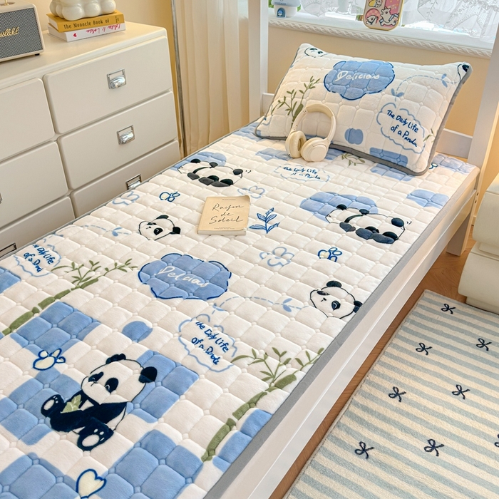 91家纺网 家纺一手货源 找家纺 小叮当家纺仓储工厂店 2025新款牛奶绒夹棉印花床垫学生图 绒床垫-熊猫乐园蓝色