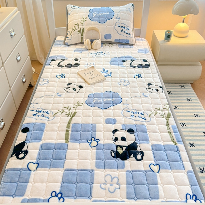 91家纺网 家纺一手货源 找家纺 小叮当家纺仓储工厂店 2025新款牛奶绒夹棉印花床垫学生图 绒床垫-熊猫乐园蓝色