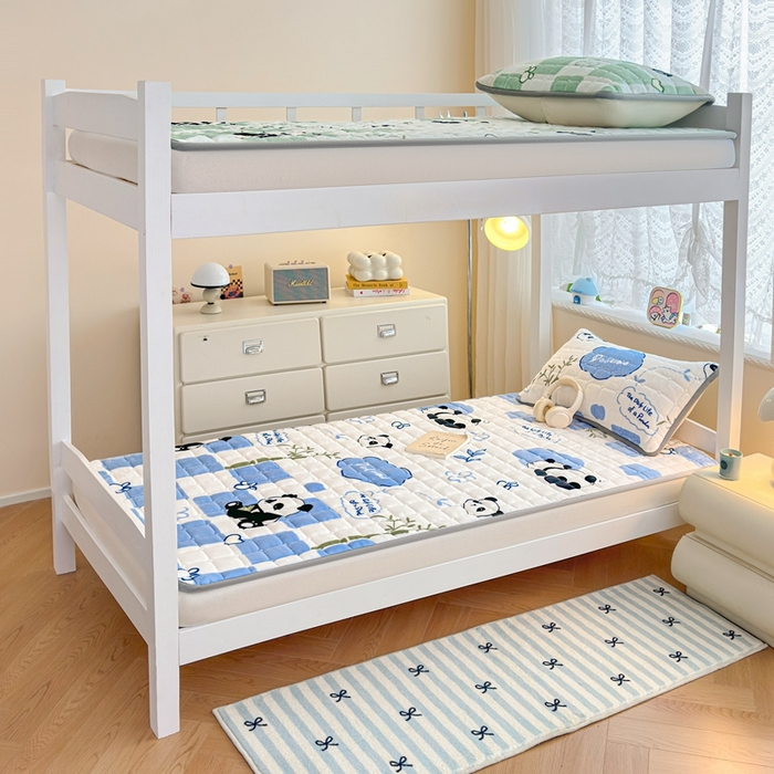 91家纺网 家纺一手货源 找家纺 小叮当家纺仓储工厂店 2025新款牛奶绒夹棉印花床垫学生图 绒床垫-熊猫乐园蓝色