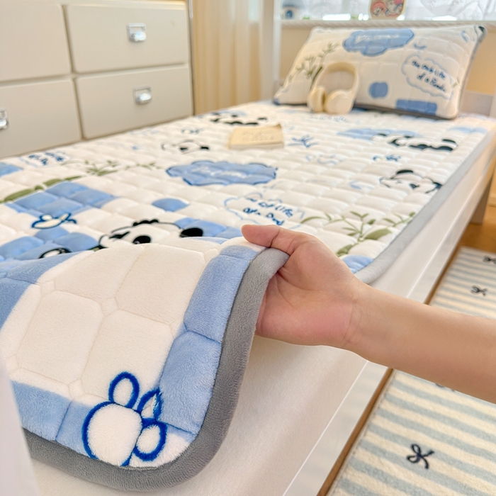 91家纺网 家纺一手货源 找家纺 小叮当家纺仓储工厂店 2025新款牛奶绒夹棉印花床垫学生图 绒床垫-熊猫乐园蓝色
