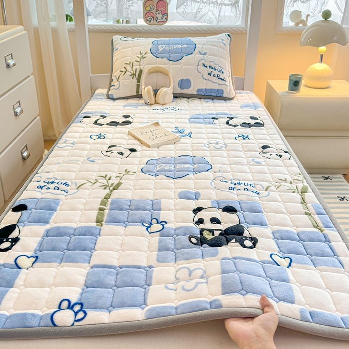 91家纺网 家纺一手货源 找家纺 小叮当家纺仓储工厂店 2025新款牛奶绒夹棉印花床垫学生图 绒床垫-熊猫乐园蓝色