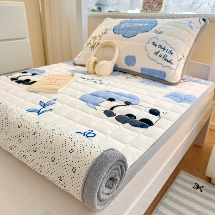 91家纺网 家纺一手货源 找家纺 小叮当家纺仓储工厂店 2025新款牛奶绒夹棉印花床垫学生图 绒床垫-熊猫乐园蓝色