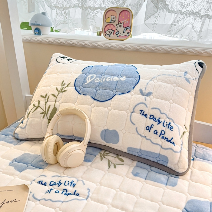 91家纺网 家纺一手货源 找家纺 小叮当家纺仓储工厂店 2025新款牛奶绒夹棉印花床垫学生图 绒床垫-熊猫乐园蓝色