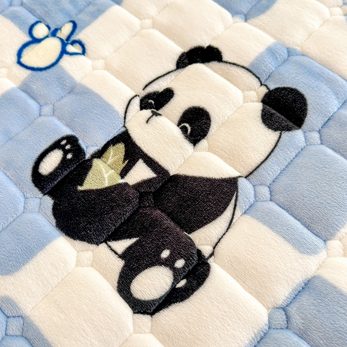 91家纺网 家纺一手货源 找家纺 小叮当家纺仓储工厂店 2025新款牛奶绒夹棉印花床垫学生图 绒床垫-熊猫乐园蓝色