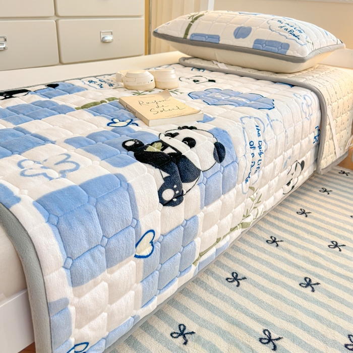 91家纺网 家纺一手货源 找家纺 小叮当家纺仓储工厂店 2025新款牛奶绒夹棉印花床垫学生图 绒床垫-熊猫乐园蓝色