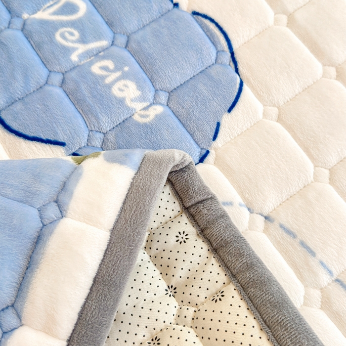 91家纺网 家纺一手货源 找家纺 小叮当家纺仓储工厂店 2025新款牛奶绒夹棉印花床垫学生图 绒床垫-熊猫乐园蓝色