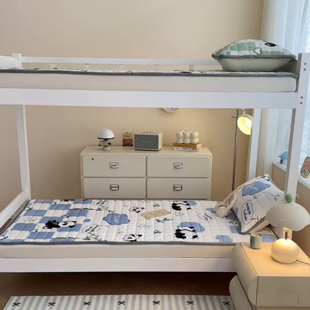 91家纺网 家纺一手货源 找家纺 小叮当家纺仓储工厂店 2025新款牛奶绒夹棉印花床垫学生图 绒床垫-熊猫乐园蓝色