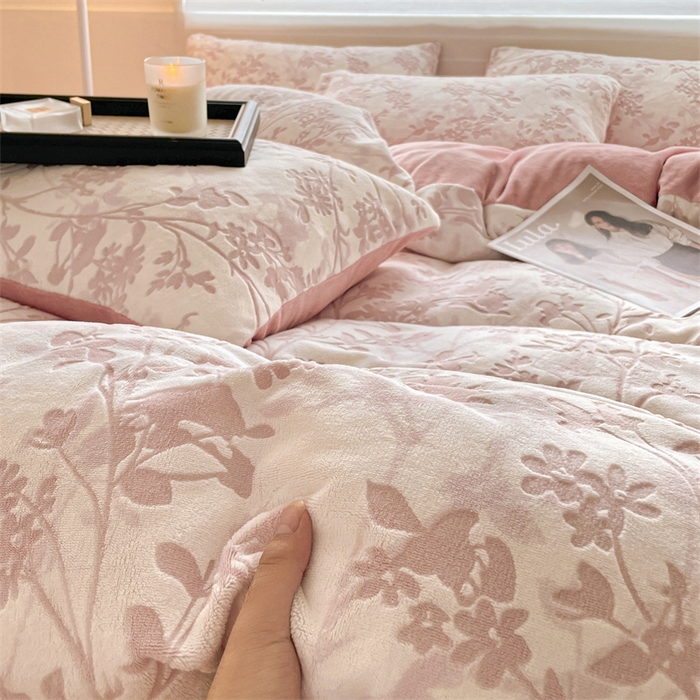 91家纺网 家纺一手货源 找家纺 （总）如约 2025新款A类雕花牛奶绒四件套