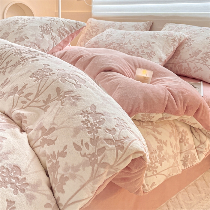 91家纺网 家纺一手货源 找家纺 如约 2025新款A类雕花牛奶绒四件套 花朝梦-粉
