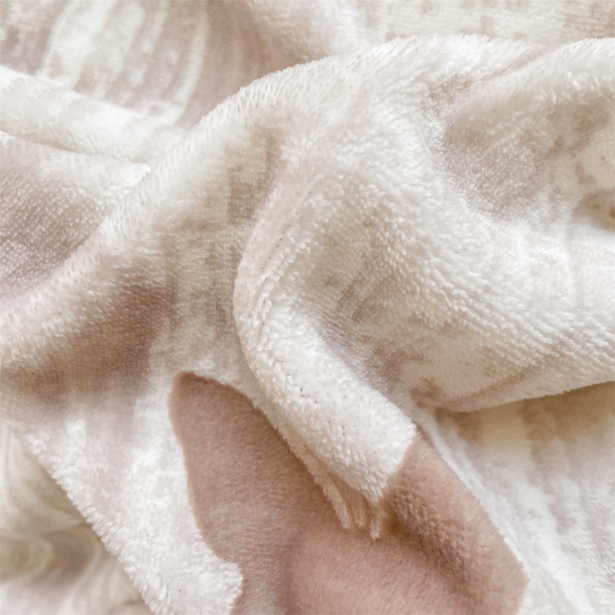 91家纺网 家纺一手货源 找家纺 如约 2025新款A类雕花牛奶绒四件套 雾绡蝶梦-咖