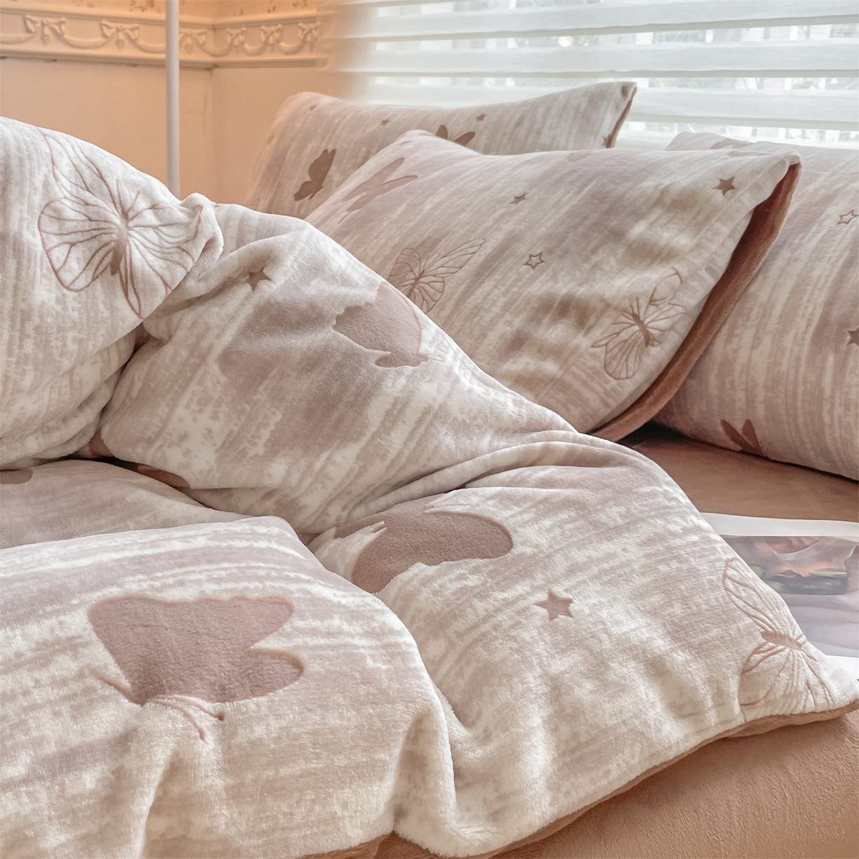 91家纺网 家纺一手货源 找家纺 如约 2025新款A类雕花牛奶绒四件套 雾绡蝶梦-咖