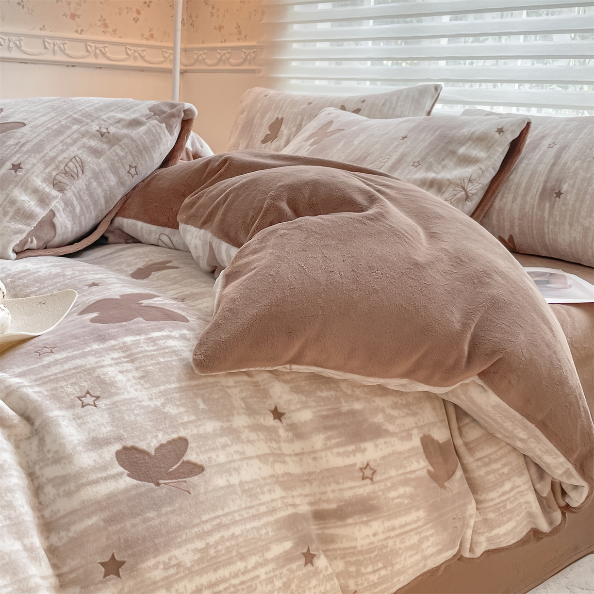 91家纺网 家纺一手货源 找家纺 如约 2025新款A类雕花牛奶绒四件套 雾绡蝶梦-咖