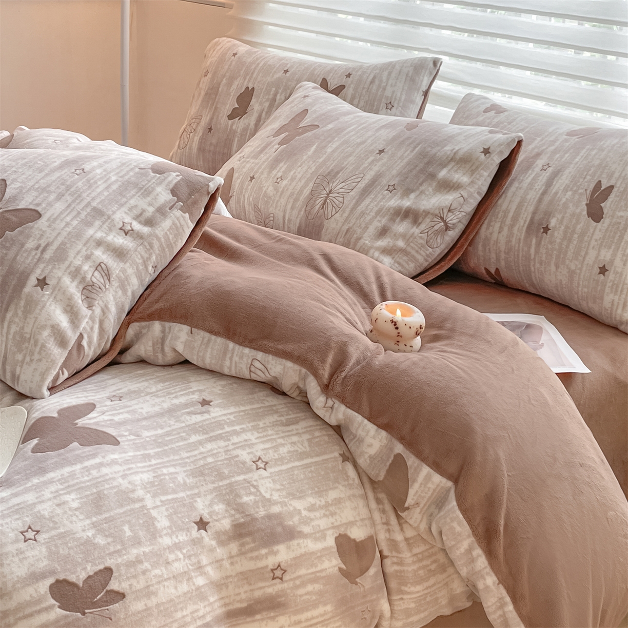 91家纺网 家纺一手货源 找家纺 如约 2025新款A类雕花牛奶绒四件套 雾绡蝶梦-咖