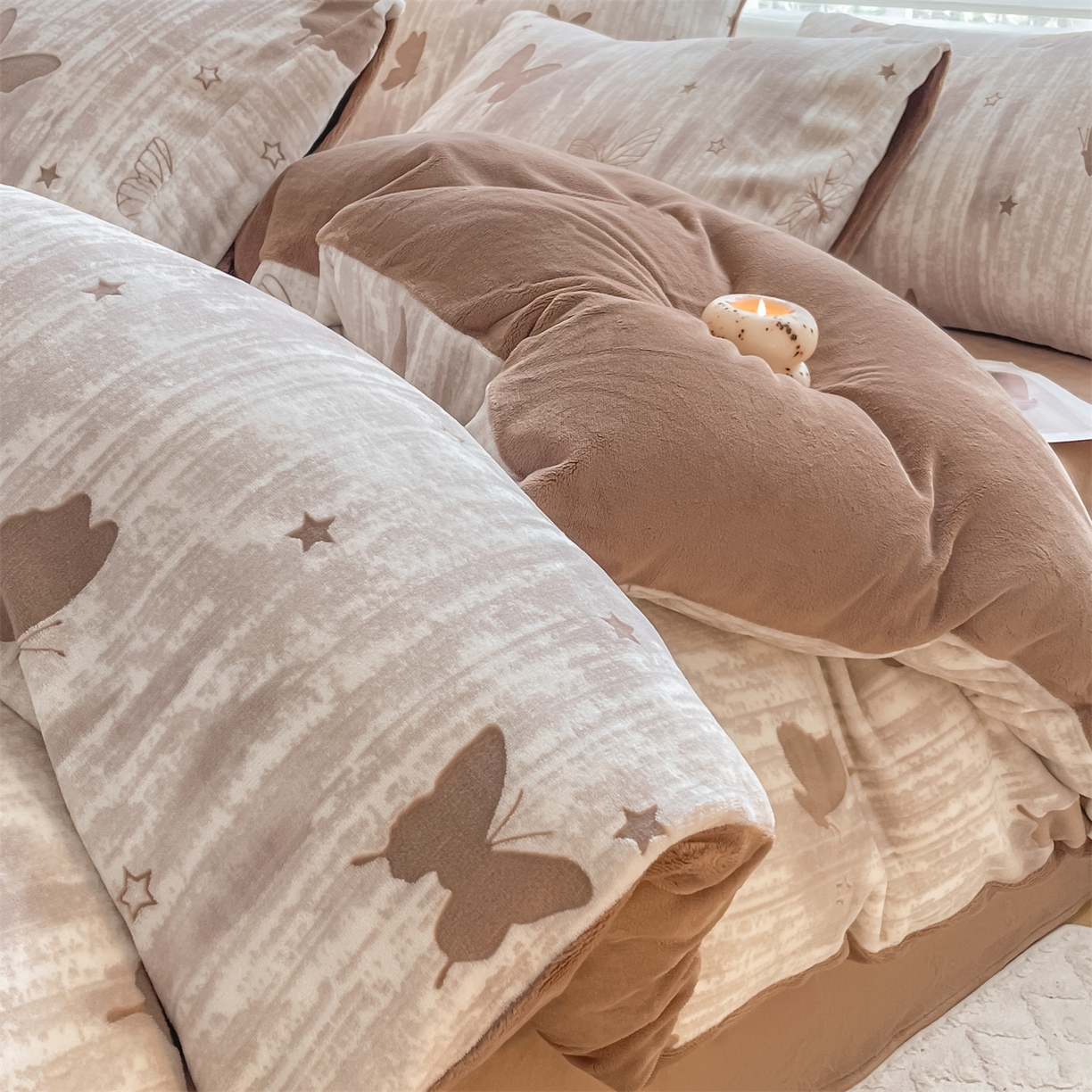 91家纺网 家纺一手货源 找家纺 如约 2025新款A类雕花牛奶绒四件套 雾绡蝶梦-咖