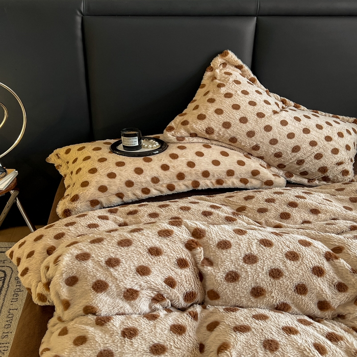 91家纺网 家纺一手货源 找家纺 一比一家纺 2025新款亲肤舒适兔毛绒兔兔绒牛奶绒四件套 波点-咖