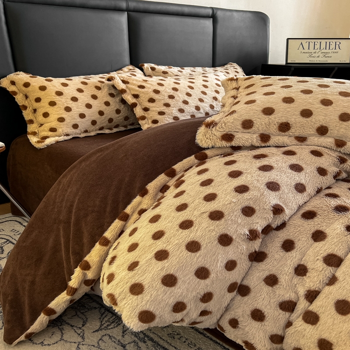 91家纺网 家纺一手货源 找家纺 一比一家纺 2025新款亲肤舒适兔毛绒兔兔绒牛奶绒四件套 波点-咖