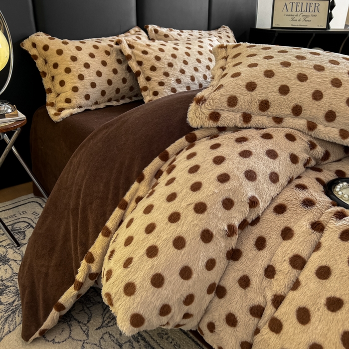 91家纺网 家纺一手货源 找家纺 一比一家纺 2025新款亲肤舒适兔毛绒兔兔绒牛奶绒四件套 波点-咖