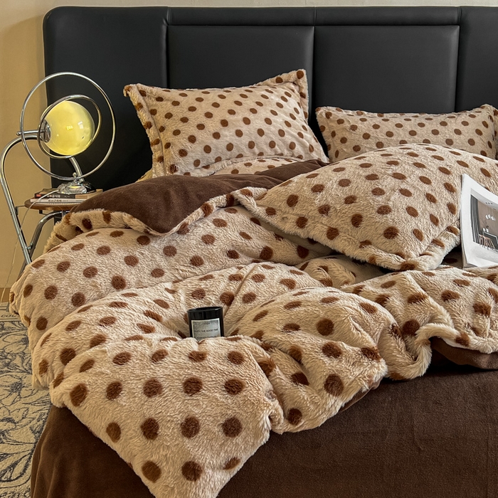 91家纺网 家纺一手货源 找家纺 一比一家纺 2025新款亲肤舒适兔毛绒兔兔绒牛奶绒四件套 波点-咖