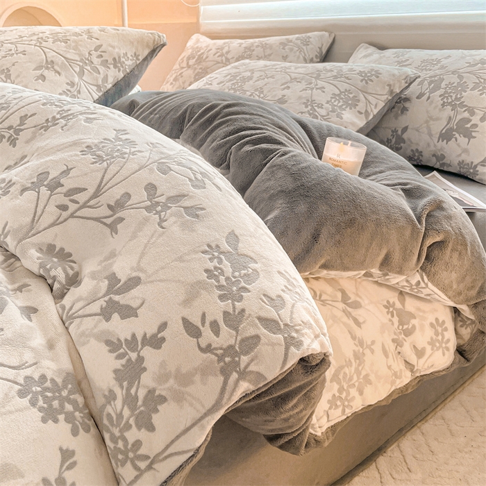 91家纺网 家纺一手货源 找家纺 如约 2025新款A类雕花牛奶绒四件套 花朝梦-灰