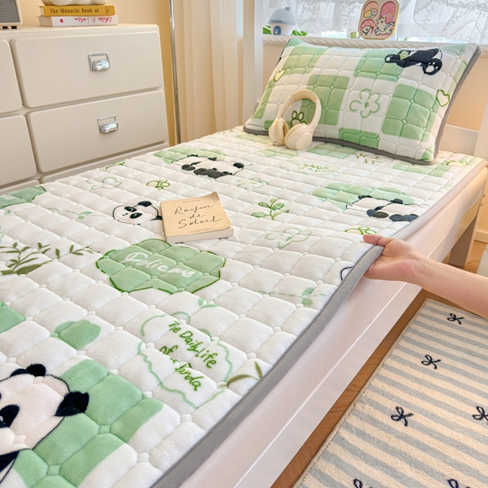 小叮当家纺仓储工厂店 2025新款牛奶绒夹棉印花床垫学生图 绒床垫-熊猫乐园绿色