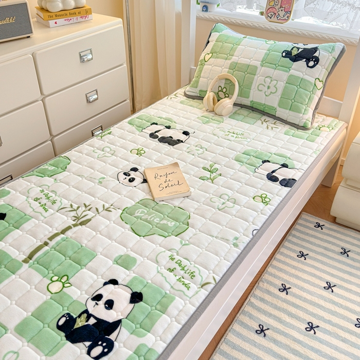91家纺网 家纺一手货源 找家纺 小叮当家纺仓储工厂店 2025新款牛奶绒夹棉印花床垫学生图 绒床垫-熊猫乐园绿色
