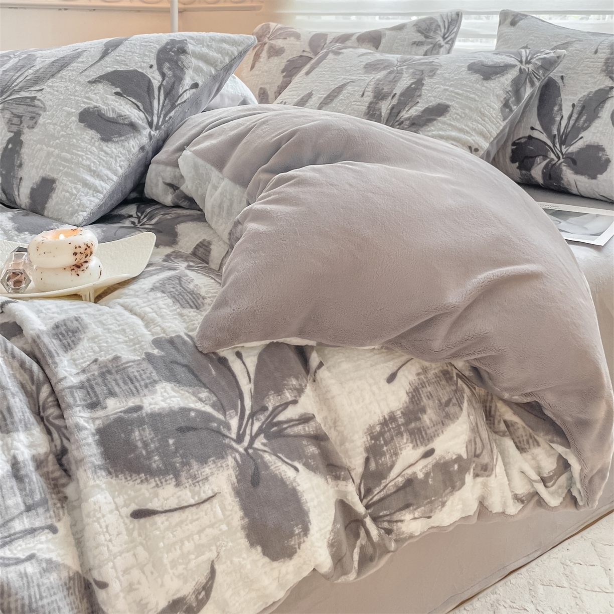 91家纺网 家纺一手货源 找家纺 如约 2025新款A类雕花牛奶绒四件套 素花疏影-灰