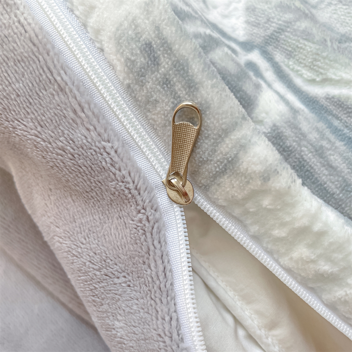 91家纺网 家纺一手货源 找家纺 如约 2025新款A类雕花牛奶绒四件套 素花疏影-蓝