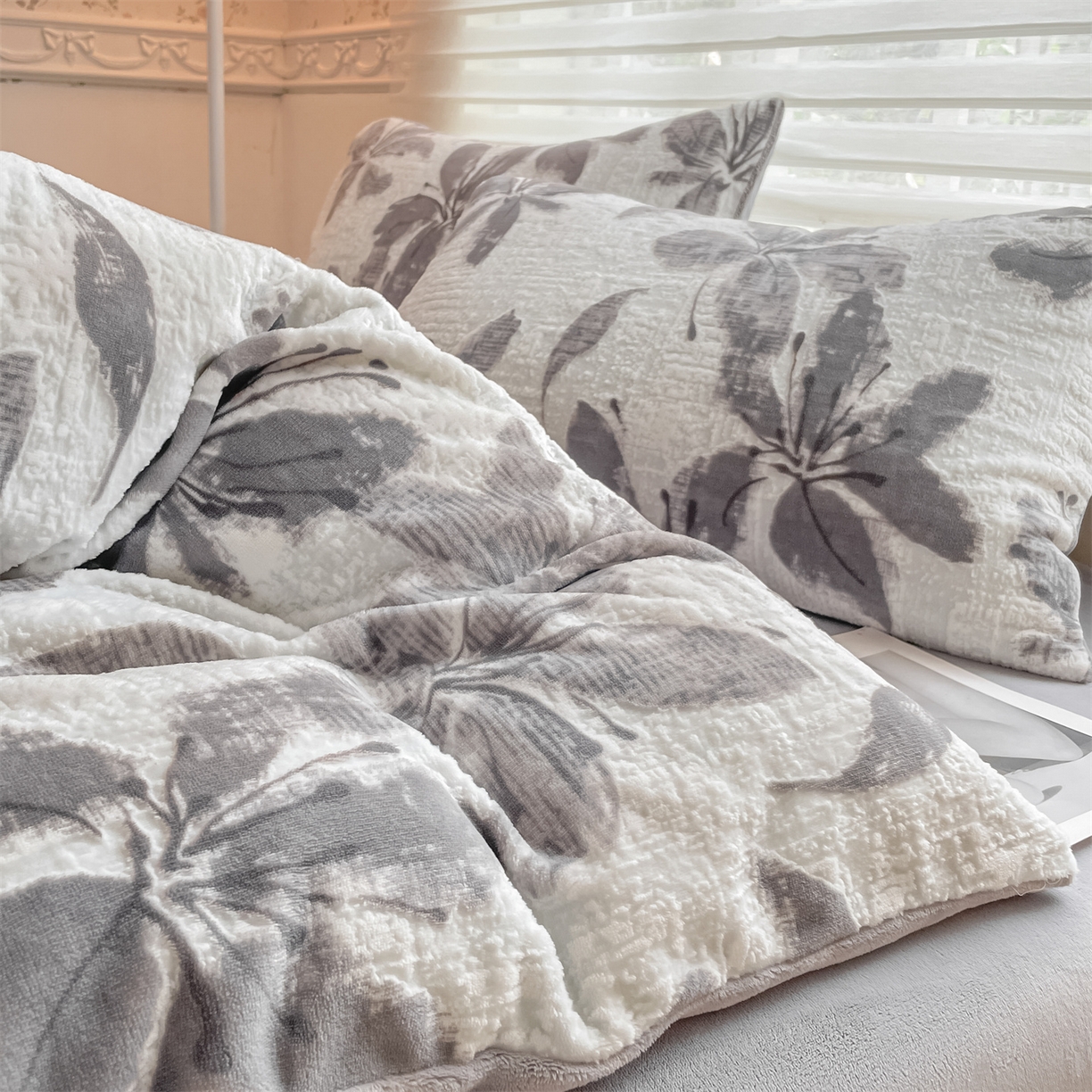 91家纺网 家纺一手货源 找家纺 如约 2025新款A类雕花牛奶绒四件套 素花疏影-灰