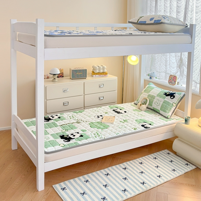 91家纺网 家纺一手货源 找家纺 小叮当家纺仓储工厂店 2025新款牛奶绒夹棉印花床垫学生图 绒床垫-熊猫乐园绿色