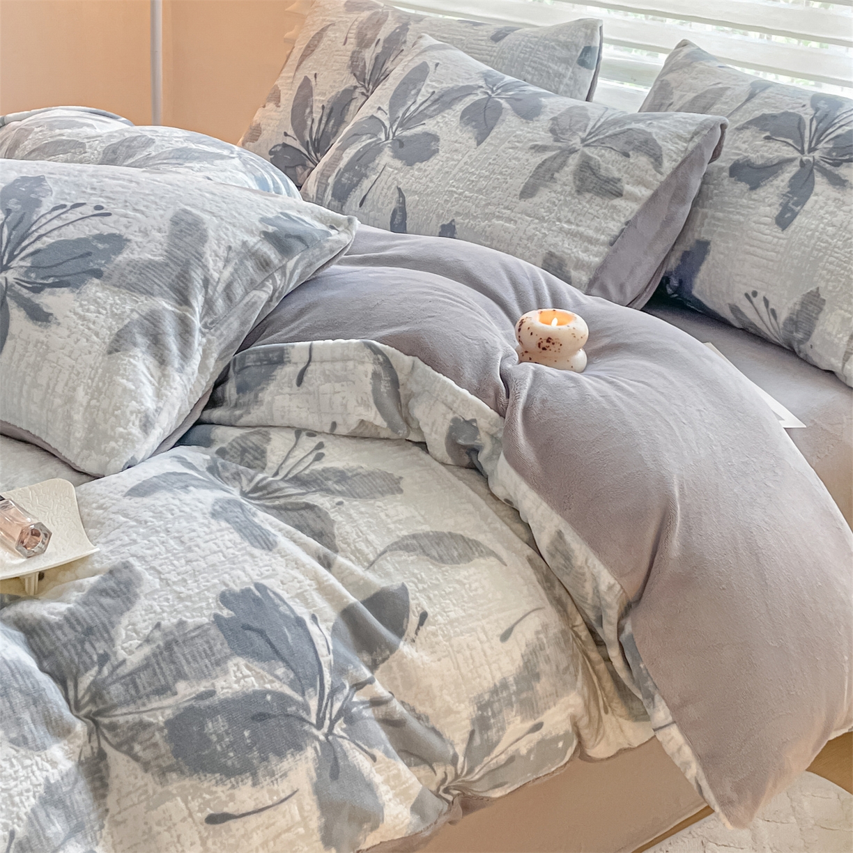 91家纺网 家纺一手货源 找家纺 如约 2025新款A类雕花牛奶绒四件套 素花疏影-蓝