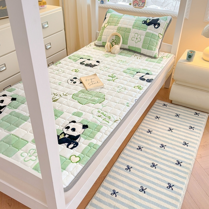 91家纺网 家纺一手货源 找家纺 小叮当家纺仓储工厂店 2025新款牛奶绒夹棉印花床垫学生图 绒床垫-熊猫乐园绿色