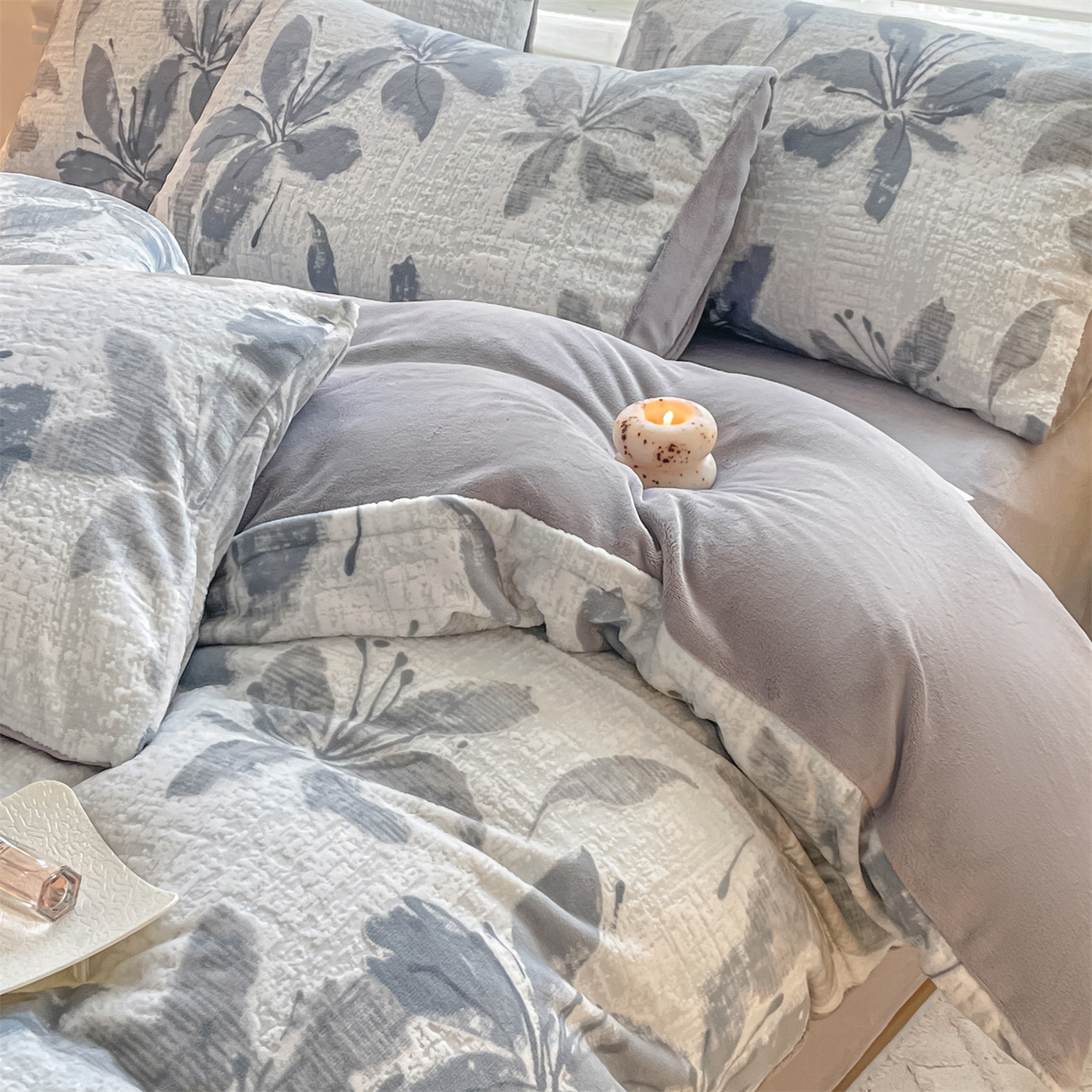 91家纺网 家纺一手货源 找家纺 如约 2025新款A类雕花牛奶绒四件套 素花疏影-蓝