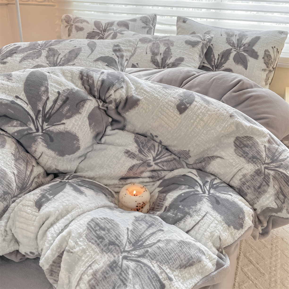 91家纺网 家纺一手货源 找家纺 如约 2025新款A类雕花牛奶绒四件套 素花疏影-灰