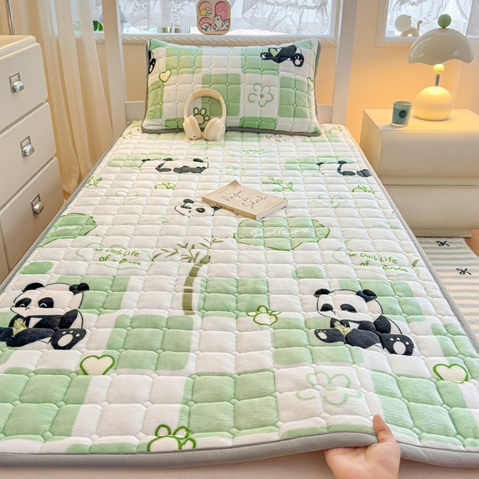 91家纺网 家纺一手货源 找家纺 小叮当家纺仓储工厂店 2025新款牛奶绒夹棉印花床垫学生图 绒床垫-熊猫乐园绿色