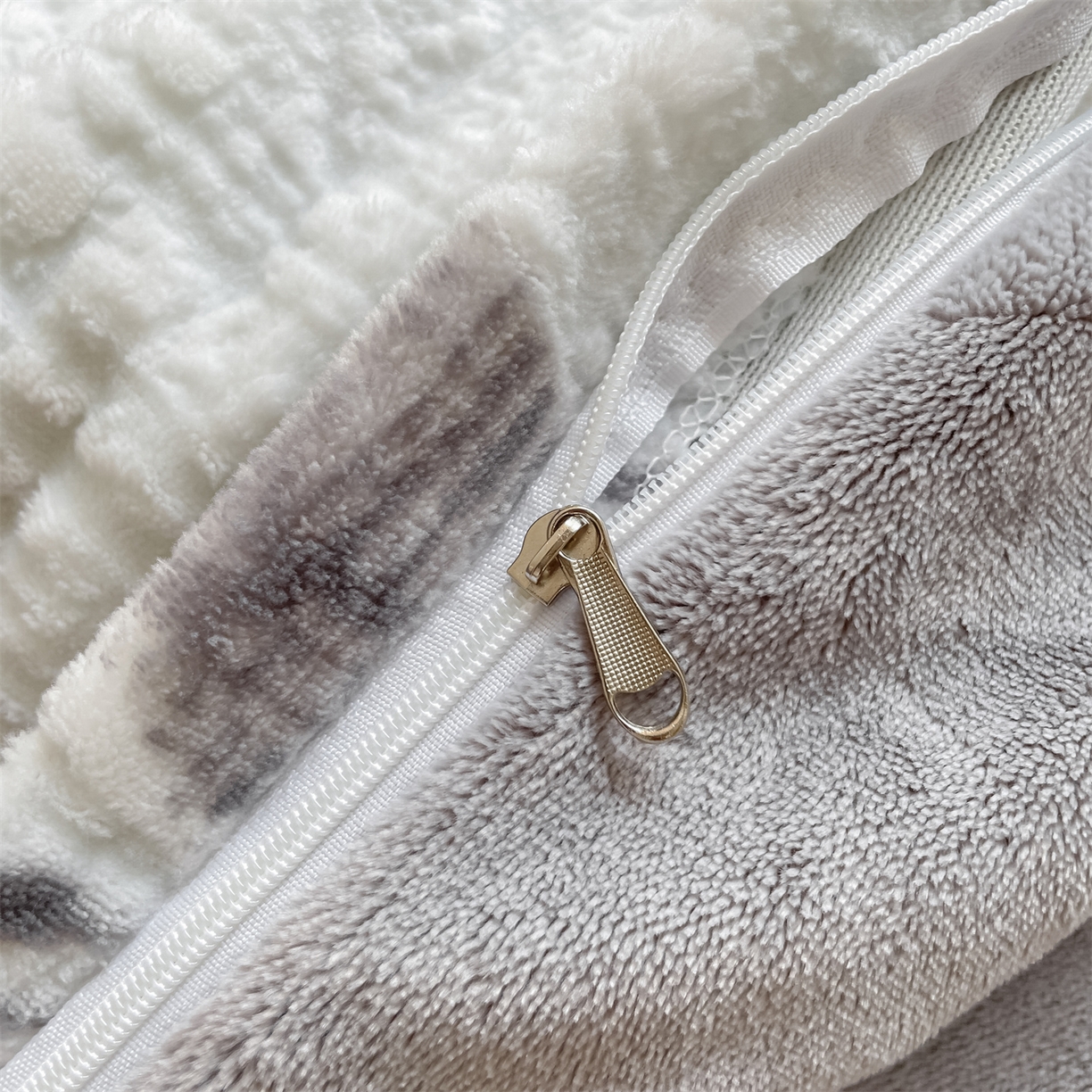 91家纺网 家纺一手货源 找家纺 如约 2025新款A类雕花牛奶绒四件套 素花疏影-灰